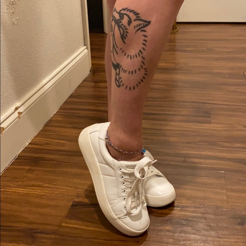 White tennis’s shoes